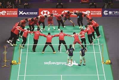 包含队员间矛盾频出，球队内部团结受到考验的词条