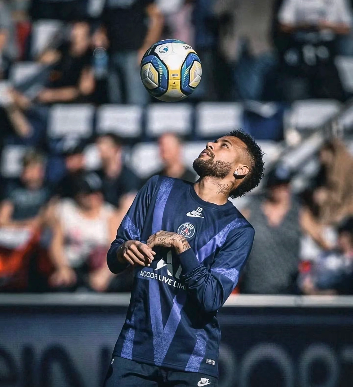  内马尔迎来十五赛季高光表现，巴黎圣日耳曼球迷沸腾！